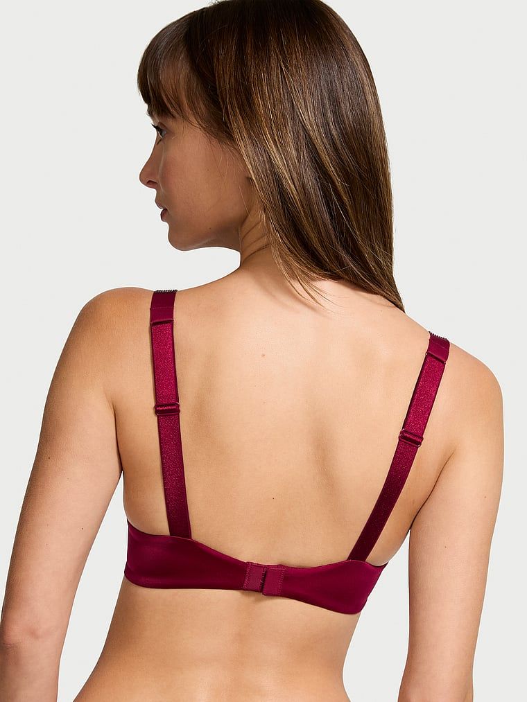 Modelka prezentuje biustonosz push-up Shine Strap. Produkt ma kolor czerwony i pochodzi z kolekcji Very Sexy.