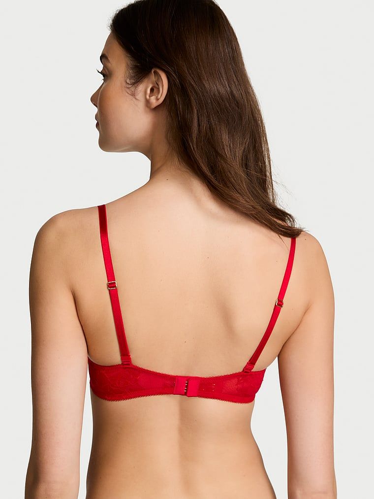 Modelka prezentuje biustonosz push-up powiększający o 2 rozmiary Bombshell Rose Lace. Produkt ma kolor czerwony i pochodzi z kolekcji Very Sexy.