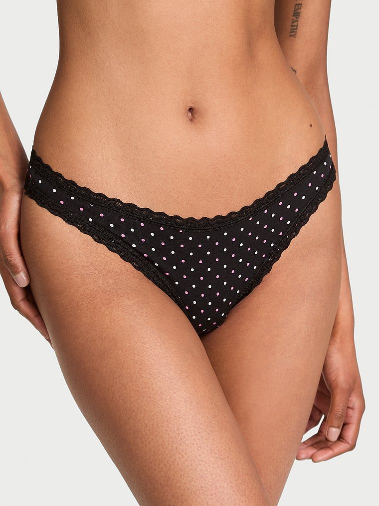 Stringi bawełniane z koronką na krawędziach Lace-Waist. Produkt jest wzorzysty i pochodzi z kolekcji Lacie. 