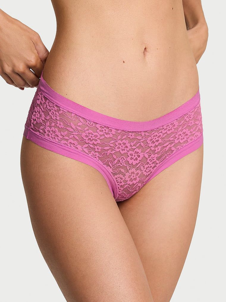 Majtki bezszwowe z koronką No-Show Lace Cheeky. Produkt ma kolor różowy i pochodzi z kolekcji No-Show. 