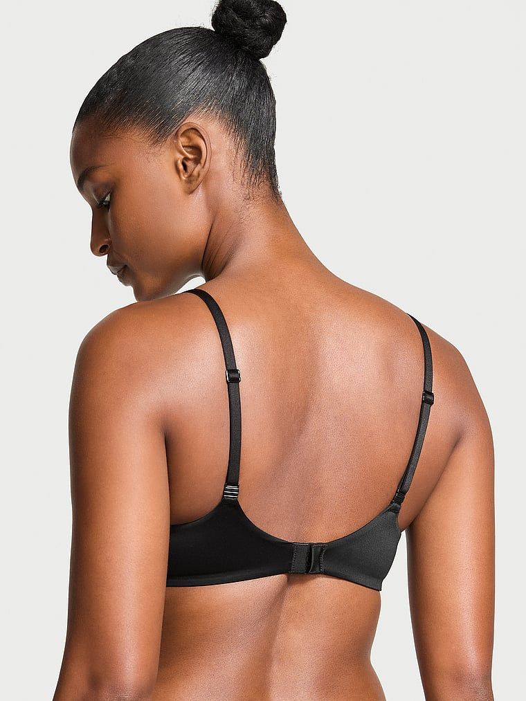 Modelka prezentuje biustonosz lekko usztywniany z koronką Lace-Trim Demi. Produkt ma kolor czarny i pochodzi z kolekcji Body by Victoria.