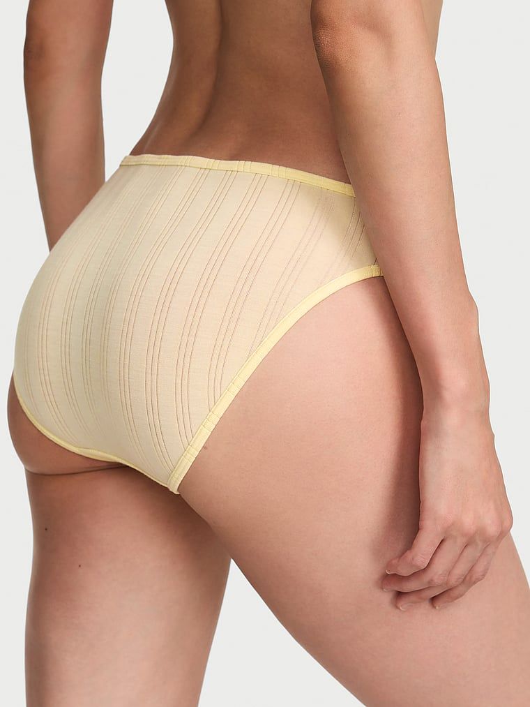 Majtki z modalu Ultra-Fine Bikini. Produkt ma kolor żółty i pochodzi z kolekcji Victoria's Secret. 