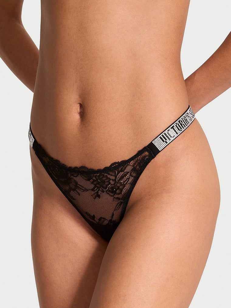 Stringi koronkowe z błyszczącymi paskami Shine Strap Rose Lace. Produkt ma kolor czarny i pochodzi z kolekcji Very Sexy. 