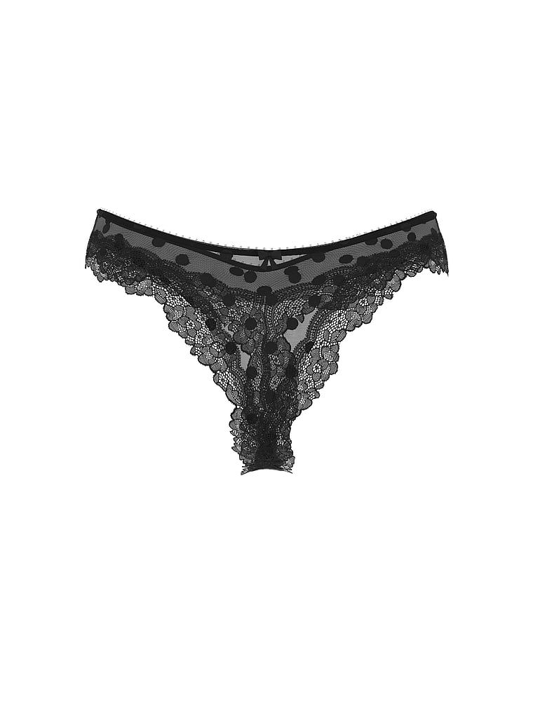 Stringi z siateczki w kropki z wysoko wyciętymi nogawkami Tease Sheer Dot. Produkt jest wzorzysty i pochodzi z kolekcji Victoria's Secret. 