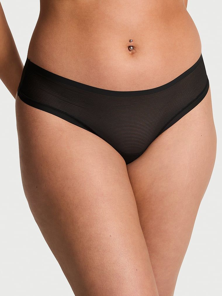 Stringi w siateczkowe paski No-Show Stripe Mesh. Produkt ma kolor czarny i pochodzi z kolekcji No-Show. 