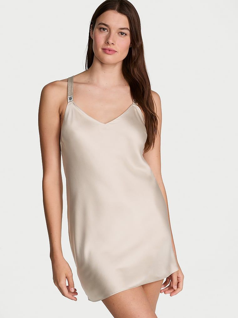 Koszulka nocna satynowa z błyszczącymi ramiączkami Scattered Shine Strap Slip. Produkt ma kolor beżowy i pochodzi z kolekcji Victoria's Secret. 