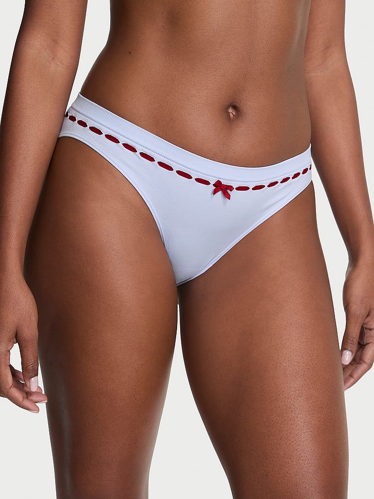 Majtki z wstążeczką Seamless Ribbon Slot Bikini. Produkt ma kolor fioletowy i pochodzi z kolekcji Seamless. 