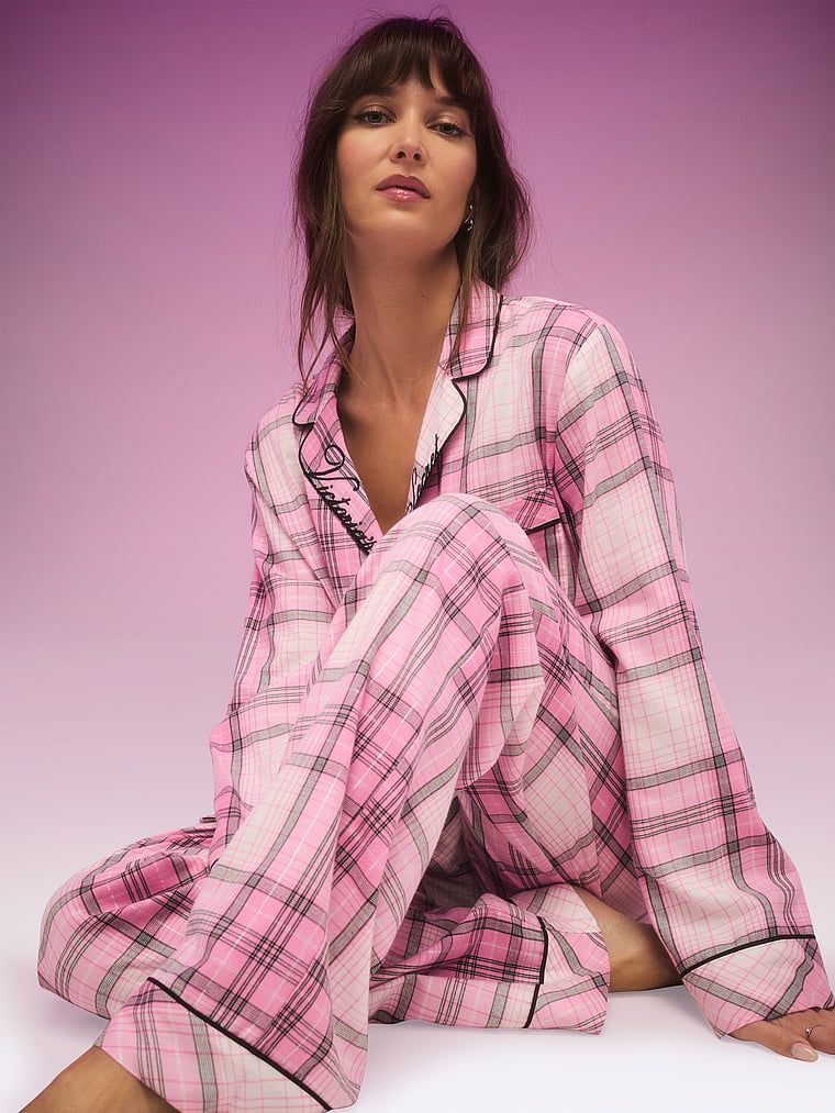 Flanelowa piżama z długimi spodniami. Produkt ma kolor wzorzysty i pochodzi z kolekcji Victoria's Secret. 