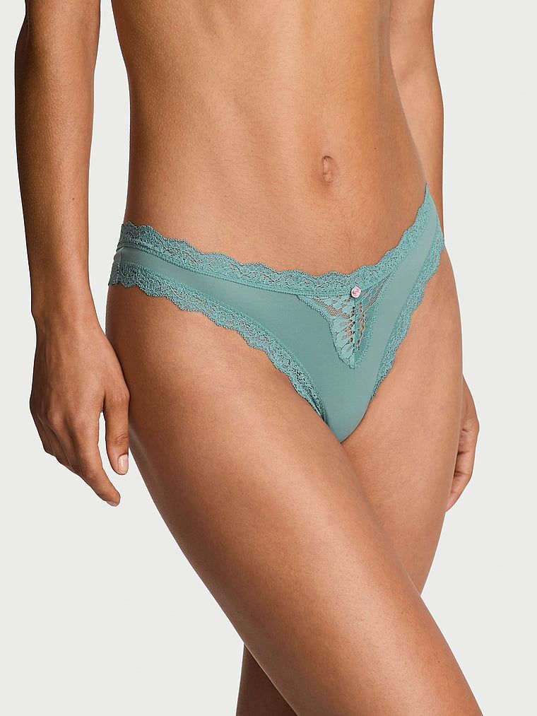 Stringi z koronką Lace Trim. Produkt ma kolor zielony i pochodzi z kolekcji Body by Victoria. 