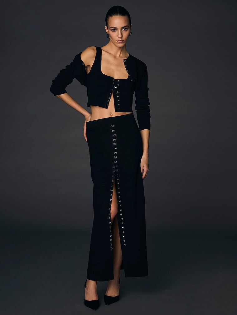 Spódnica maxi zapinana na haftki Atelier X Altuzarra. Produkt ma kolor czarny i pochodzi z kolekcji Atelier Victoria's Secret x Altuzarra. 