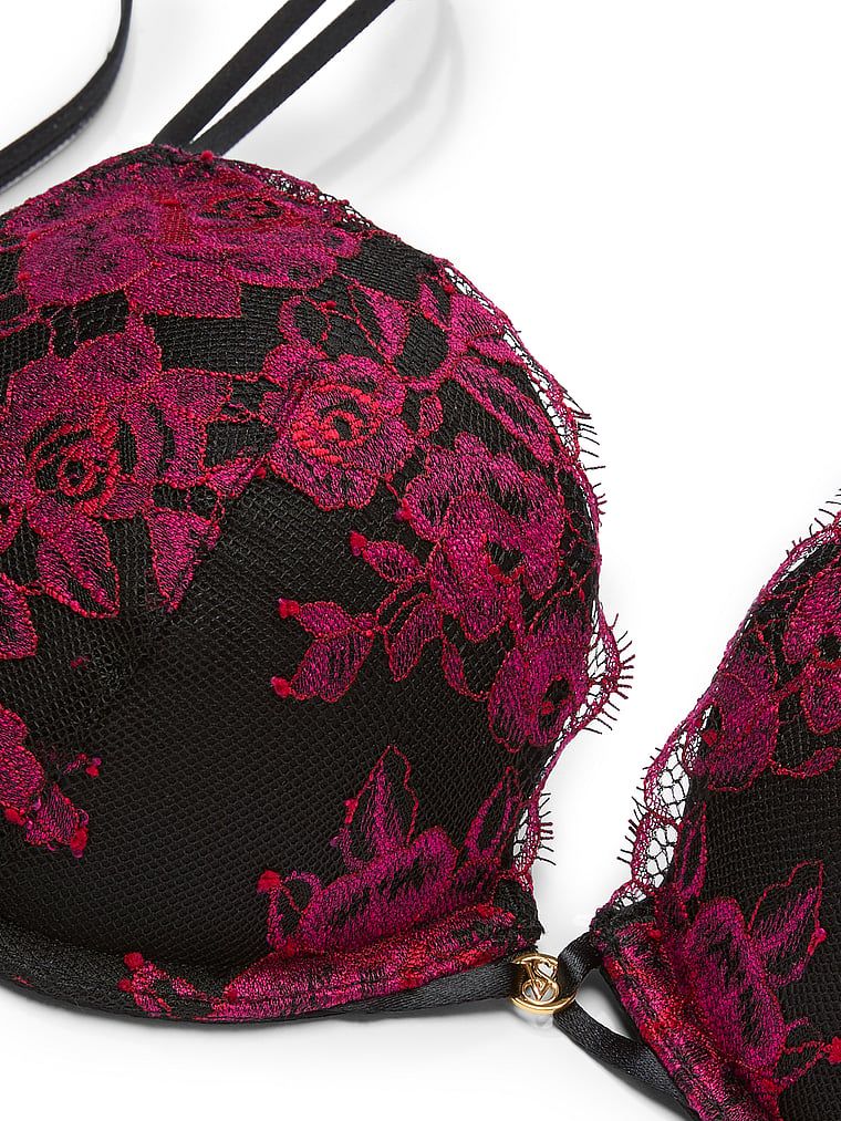 Na zdjęciu widoczny jest detal, zbliżenie na biustonosz push-up koronkowy Rose Lace.