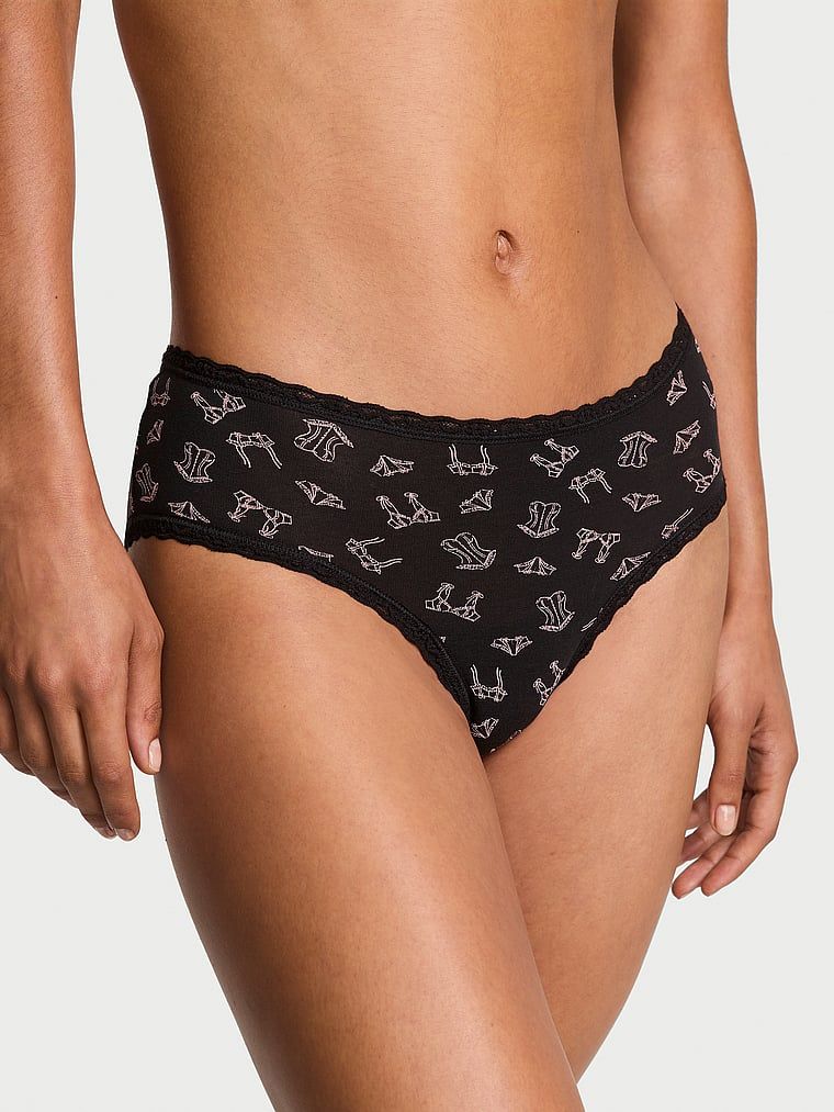 Majtki bawełniane z koronką na krawędziach Lace-Waist Cheeky. Produkt jest wzorzysty i pochodzi z kolekcji Body by Victoria. 