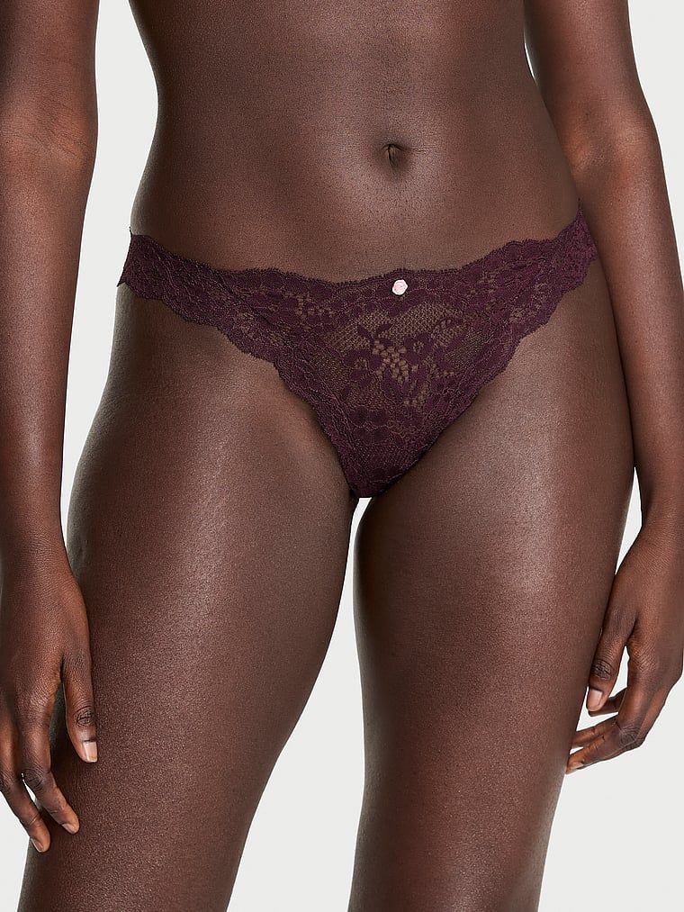 Majtki koronkowe Lace Bikini. Produkt ma kolor purpurowy i pochodzi z kolekcji Dream Angels. 