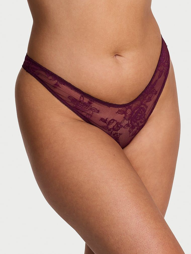 Stringi koronkowe z zawieszką z tyłu Hardware. Produkt ma kolor różowy i pochodzi z kolekcji Very Sexy. 