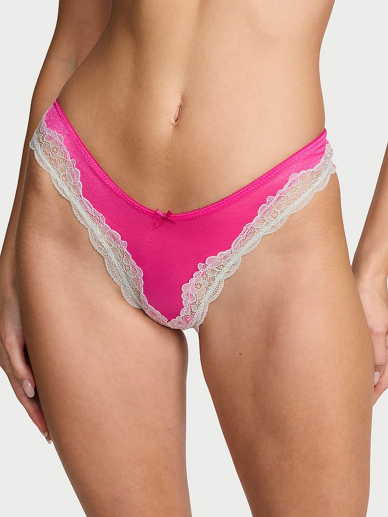 Stringi z wysoko wyciętymi nogawkami Tease. Produkt ma kolor różowy i pochodzi z kolekcji Victoria's Secret. 
