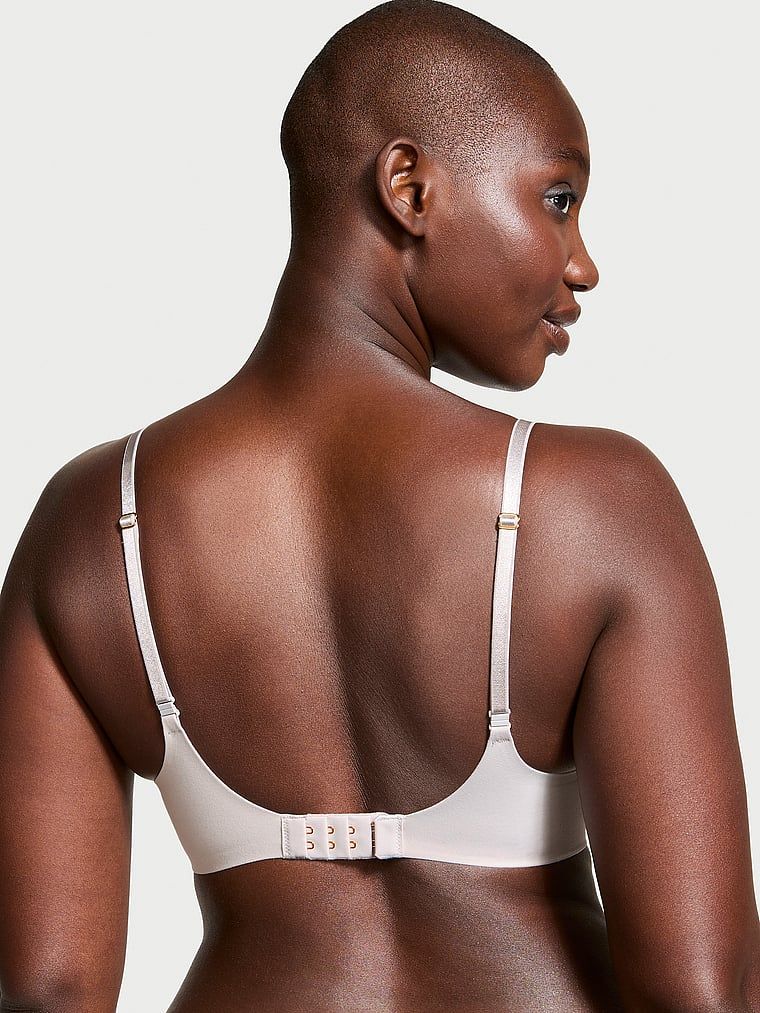 Modelka prezentuje biustonosz push-up bez fiszbin Smooth. Produkt ma kolor szary i pochodzi z kolekcji Dream Angels.