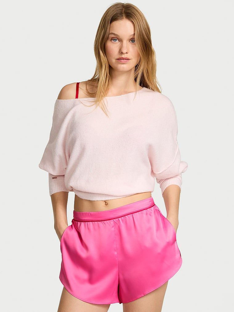 Szorty satynowe do spania. Produkt ma kolor różowy i pochodzi z kolekcji Victoria's Secret. 