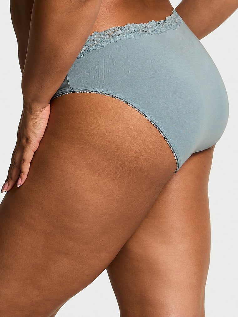 Majtki bawełniane z koronką w talii Lace-Waist Bikini. Produkt ma kolor niebieski i pochodzi z kolekcji Victoria's Secret. 