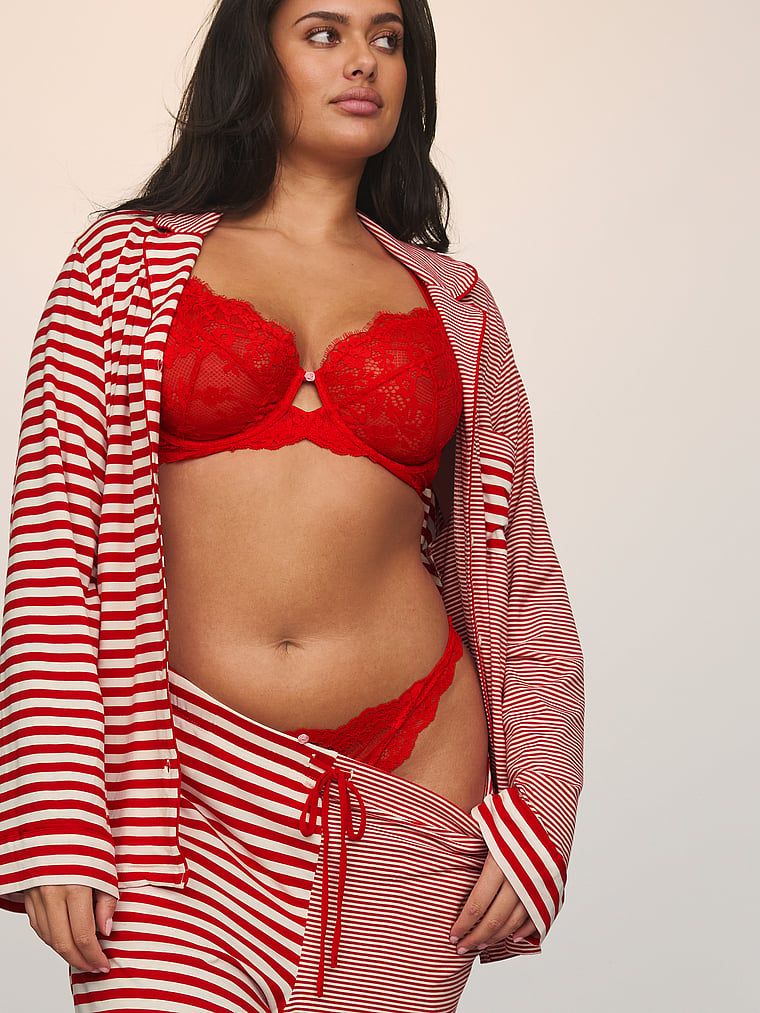 Długa piżama z modalu. Produkt jest wzorzysty i pochodzi z kolekcji Victoria's Secret. 