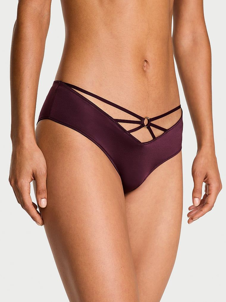 Majtki z otwartym tyłem Strappy Ring Hardware Cheeky. Produkt ma kolor purpurowy i pochodzi z kolekcji Very Sexy. 