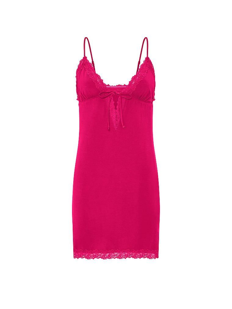 Koszula nocna z modalu SoSoft. Produkt ma kolor różowy i pochodzi z kolekcji Victoria's Secret. 