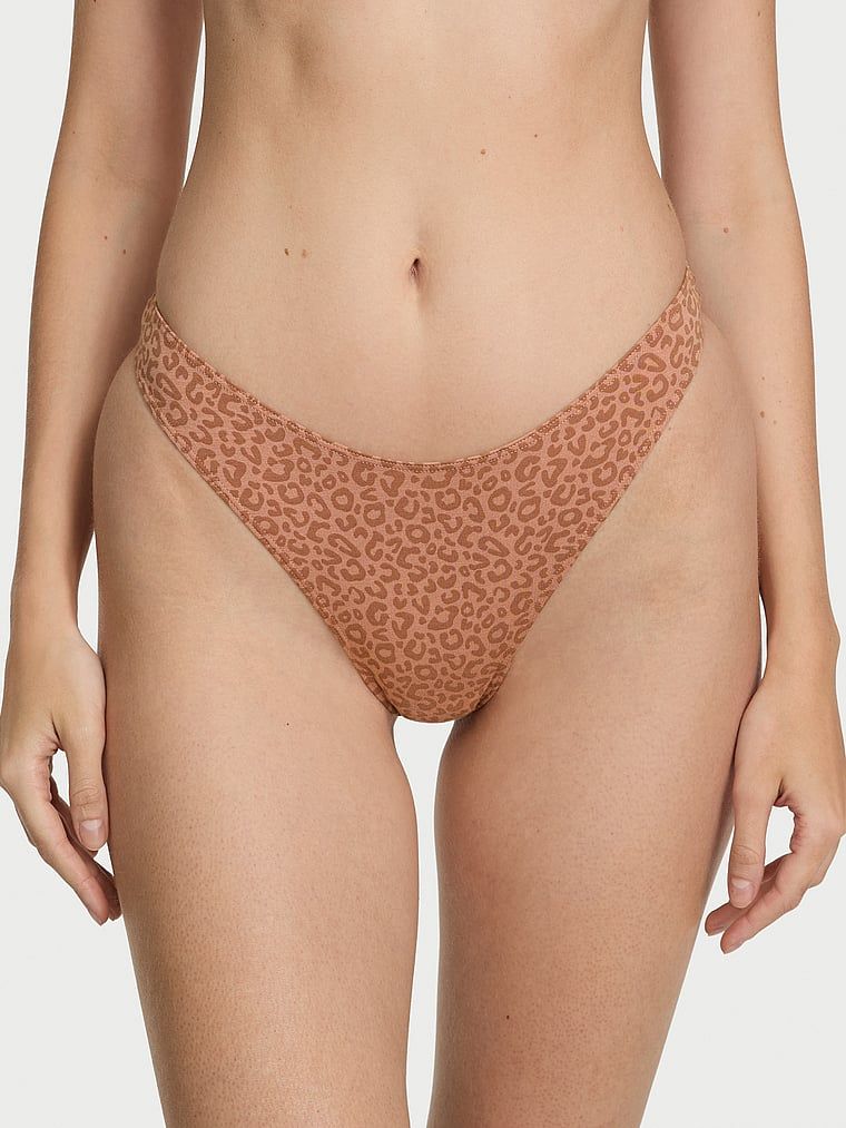 Stringi bawełniane High-Leg Scoop. Produkt ma wzór z motywem zwierzęcym i pochodzi z kolekcji Victoria's Secret. 