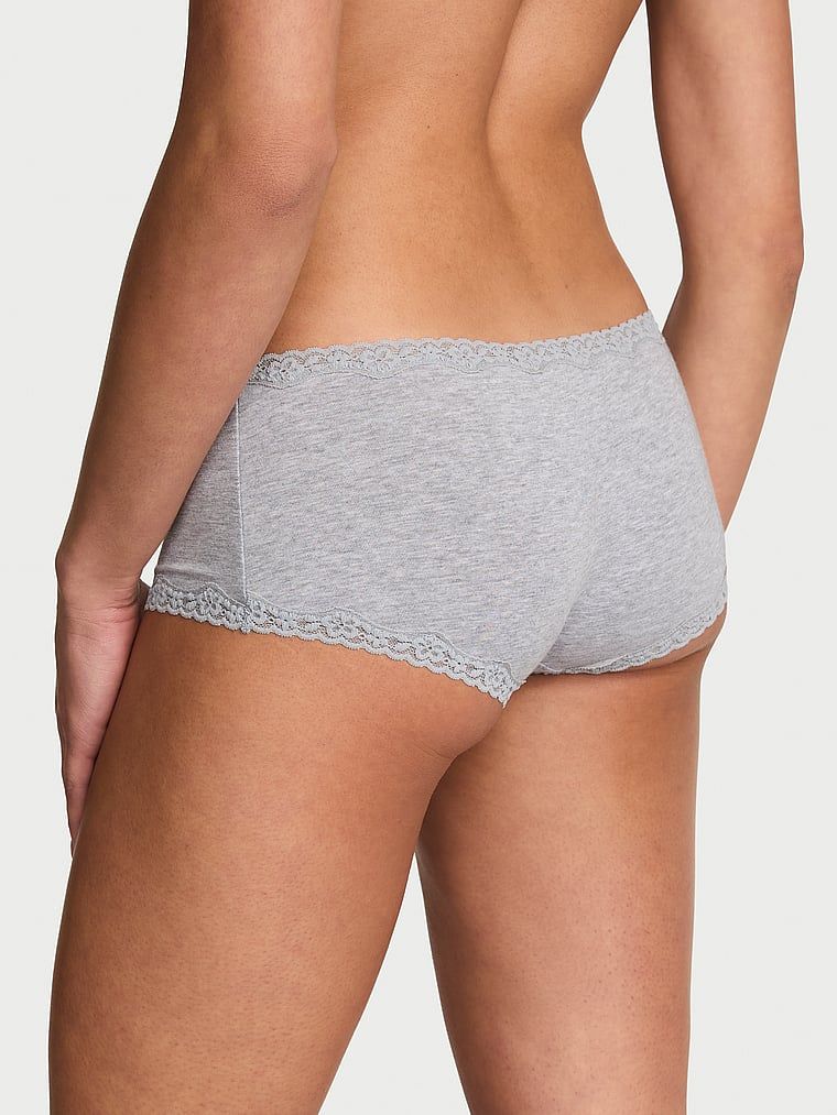 Majtki bawełniane szorty z koronką na krawędziach Lace-Trim Boyshort. Produkt ma kolor szary i pochodzi z kolekcji Lace Trim. 