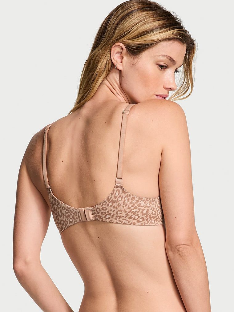 Modelka prezentuje biustonosz lekko usztywniany Smooth Demi. Produkt posiada wzór z motywem zwierzęcym i pochodzi z kolekcji Body by Victoria.