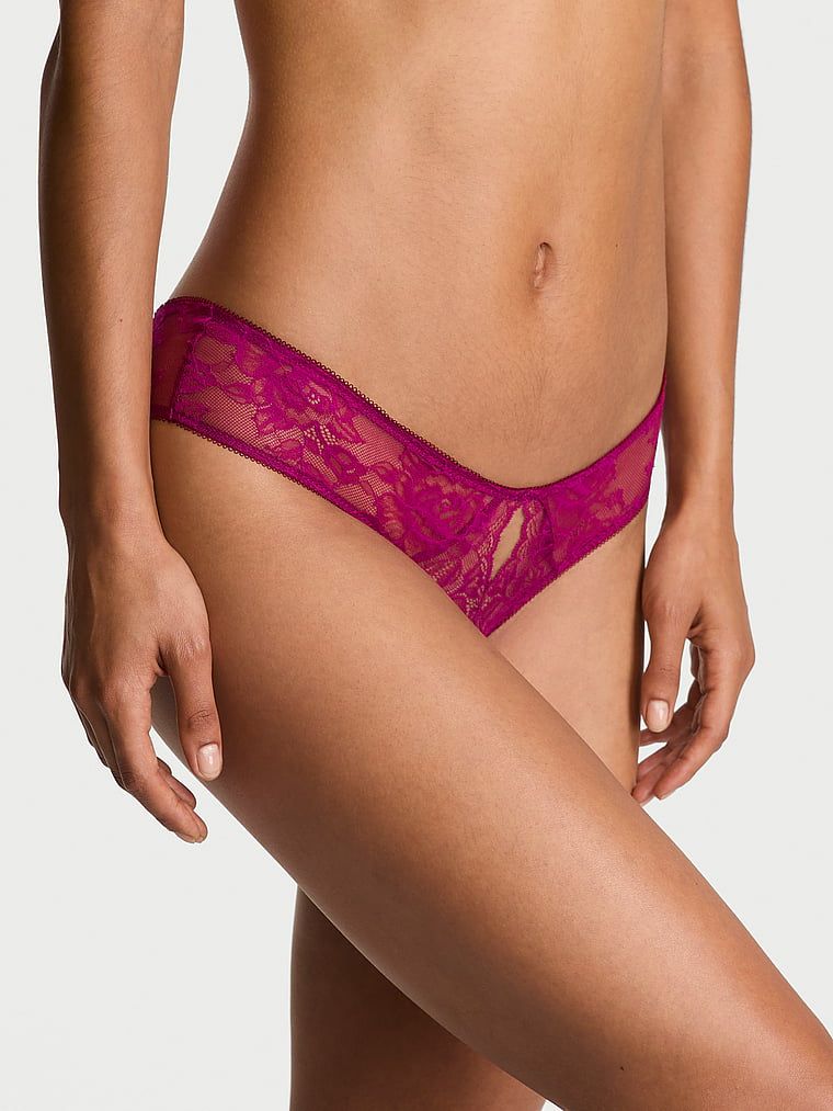 Majtki z koronką bez kroku Rose Lace Cheeky. Produkt ma kolor różowy i pochodzi z kolekcji Very Sexy. 