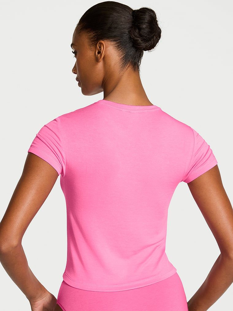 T-shirt z modalu do spania. Produkt ma kolor różowy i pochodzi z kolekcji Victoria's Secret. 