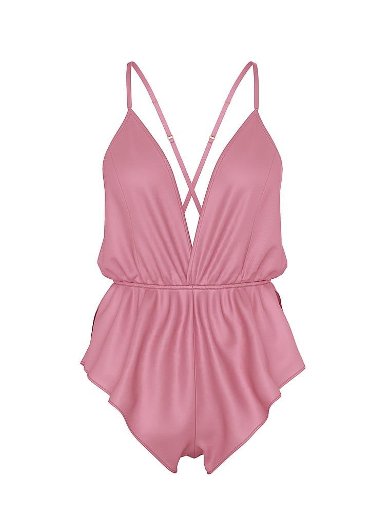 Kombinezon satynowy do spania Flutter Romper. Produkt ma kolor różowy i pochodzi z kolekcji Victoria's Secret. 