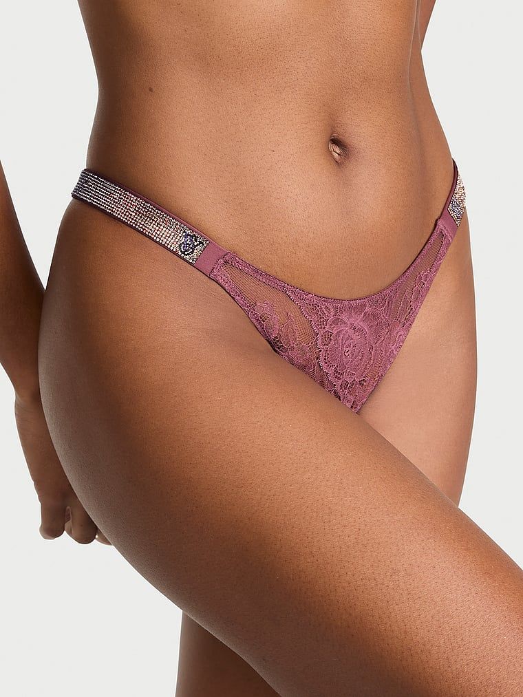 Majtki koronkowe brazyliany bez kroku z błyszczącymi paskami Sunset Ombre Shine Strap. Produkt ma kolor purpurowy i pochodzi z kolekcji Very Sexy. 