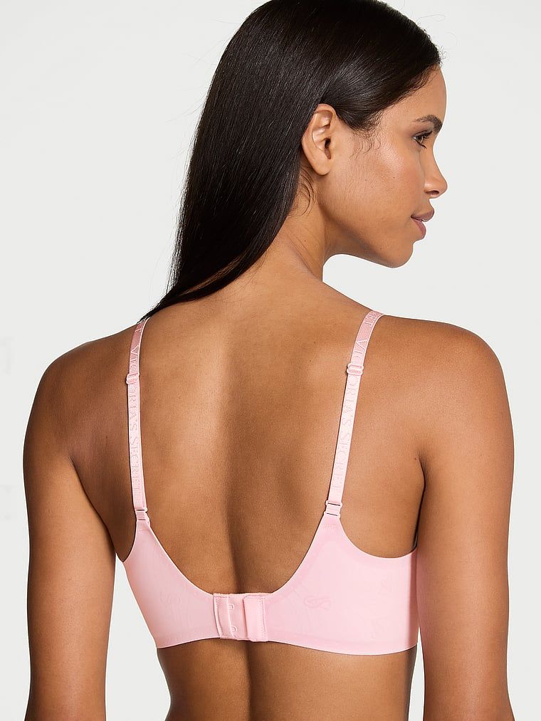 Modelka prezentuje biustonosz lekko usztywniany braletka bez fiszbin Comfort. Produkt ma kolor różowy i pochodzi z kolekcji Body by Victoria.