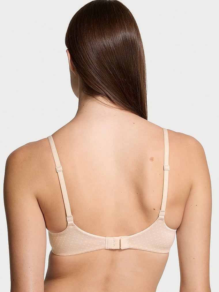 Modelka prezentuje biustonosz push-up Perfect Shape Smooth. Produkt ma kolor beżowy i pochodzi z kolekcji Body by Victoria.