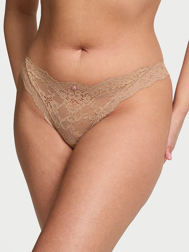 Majtki koronkowe Lace Bikini. Produkt ma kolor beżowy i pochodzi z kolekcji Dream Angels. 