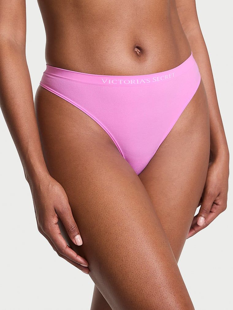 Stringi bezszwowe Seamless. Produkt ma kolor różowy i pochodzi z kolekcji Seamless. 