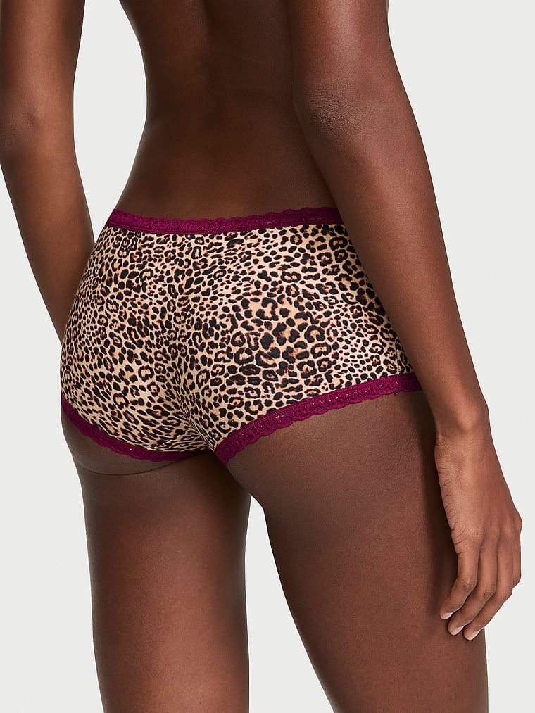 Majtki bawełniane szorty z koronką na krawędziach Lace-Trim Boyshort. Produkt ma kolor wzorzysty i pochodzi z kolekcji Lace Trim. 