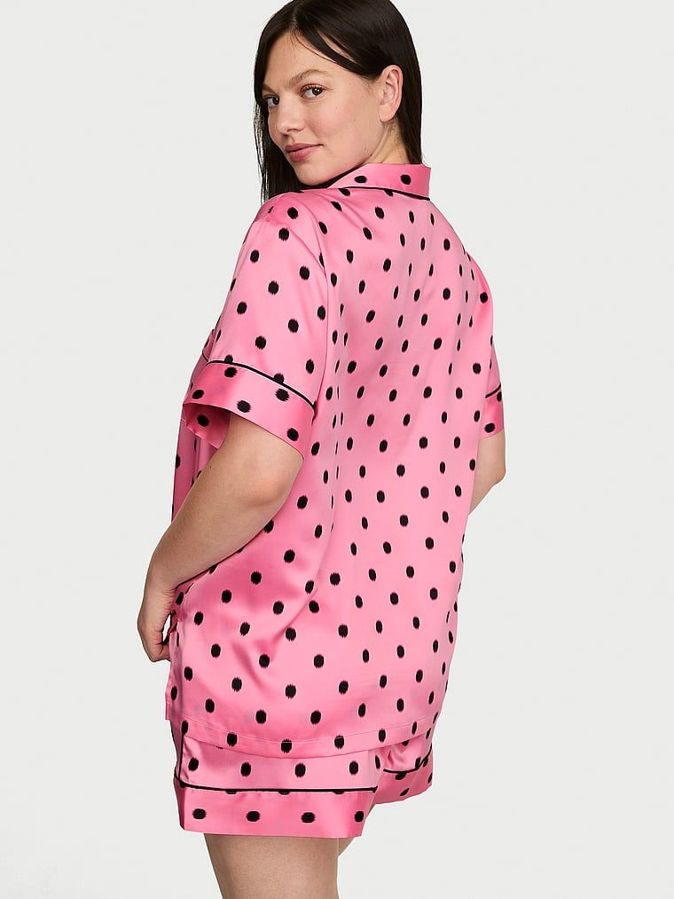 Piżama satynowa z szortami Signature. Produkt ma kolor wzorzysty i pochodzi z kolekcji Victoria's Secret. 