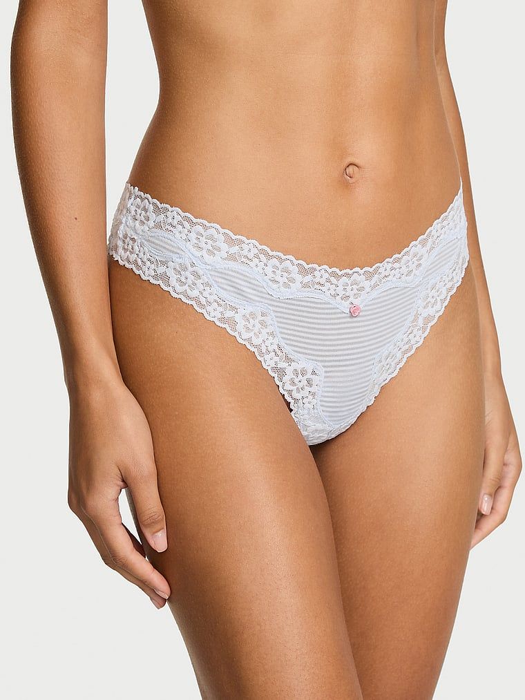 Stringi bawełniane w paseczki z koronką na krawędziach. Produkt ma kolor niebieski i pochodzi z kolekcji Lace Trim. 