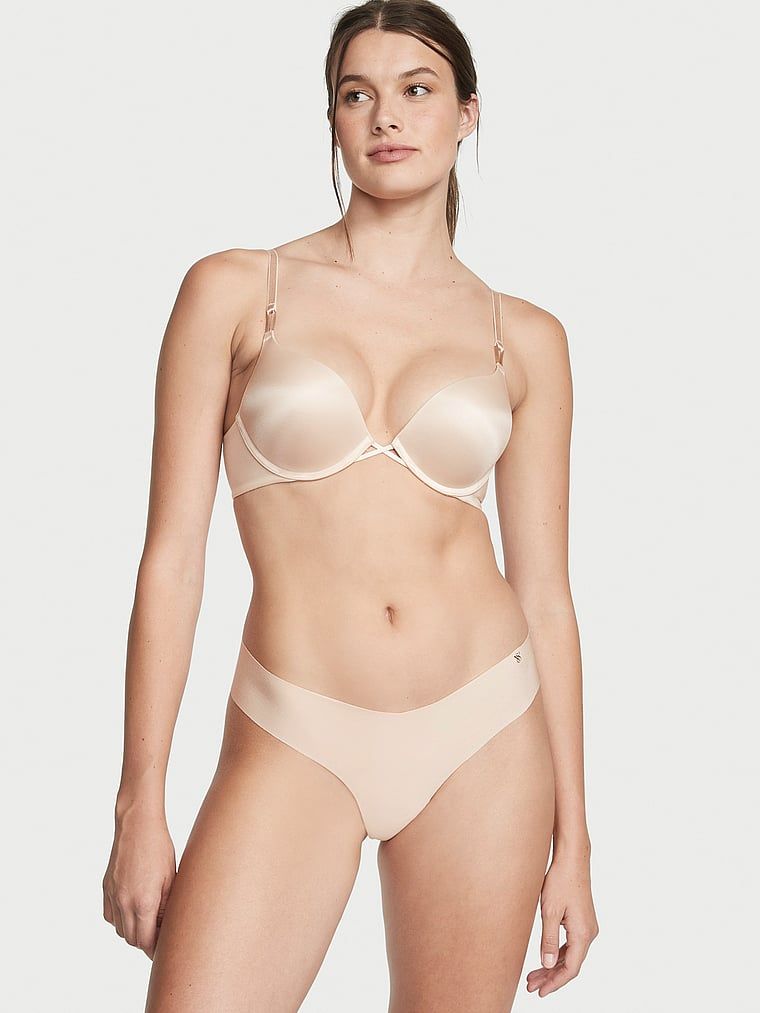 Modelka prezentuje biustonosz push-up powiększający o 2 rozmiary Bombshell. Produkt ma kolor beżowy i pochodzi z kolekcji Very Sexy.