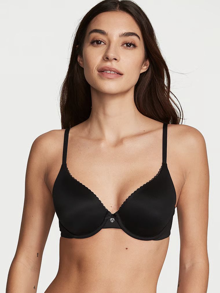 Modelka prezentuje biustonosz lekko usztywniany z mocno zabudowanymi miseczkami Infinity Edge. Produkt ma kolor czarny i pochodzi z kolekcji Body by Victoria.