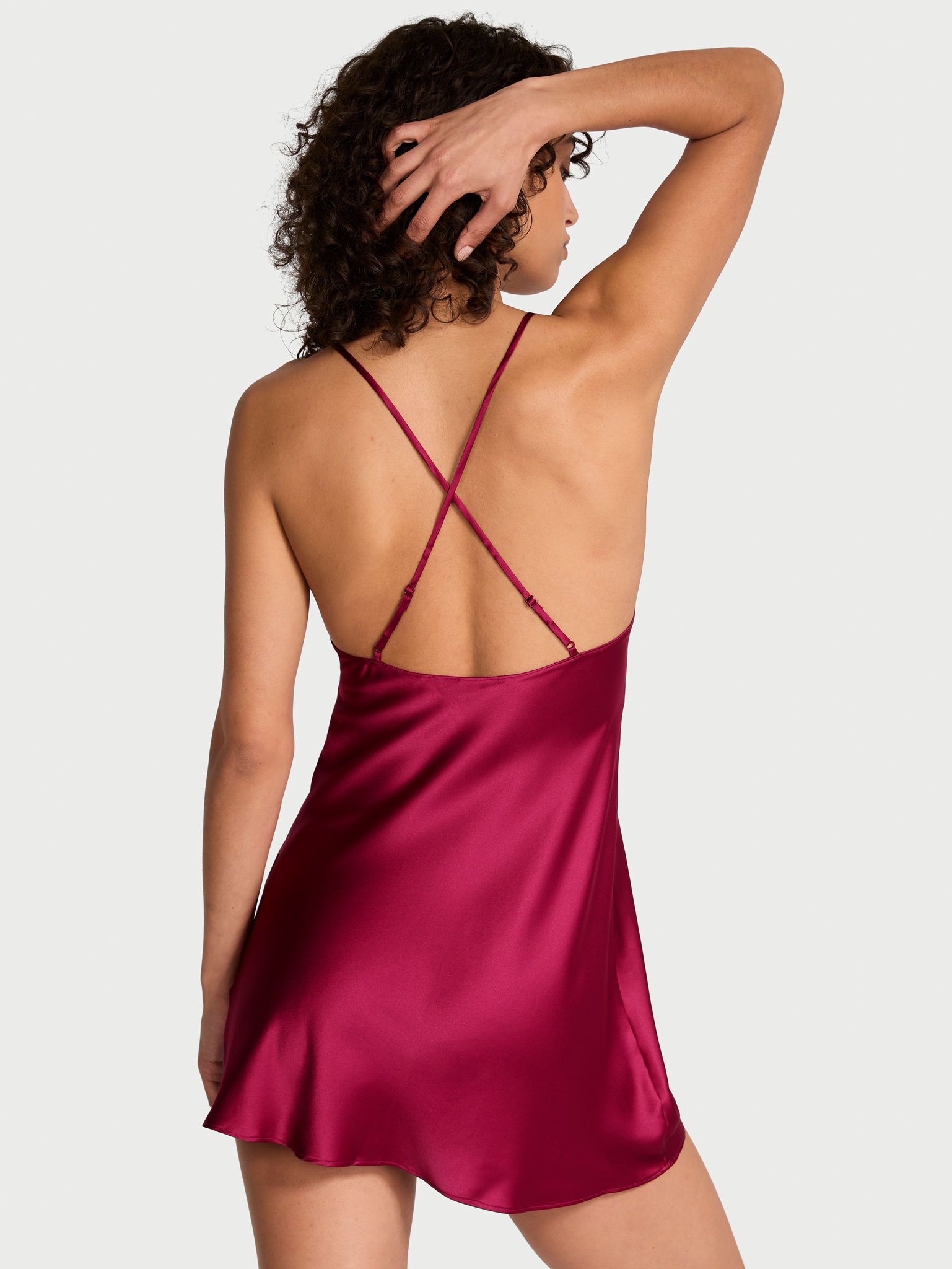 Koszulka nocna satynowa Snake Shine Slip. Produkt ma kolor czerwony i pochodzi z kolekcji Victoria's Secret. 