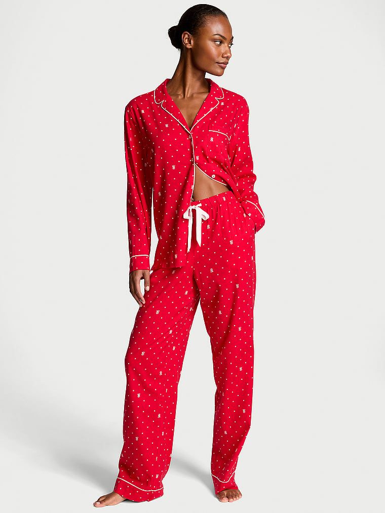 Flanelowa piżama z długimi spodniami. Produkt ma kolor czerwony i pochodzi z kolekcji Victoria's Secret. 