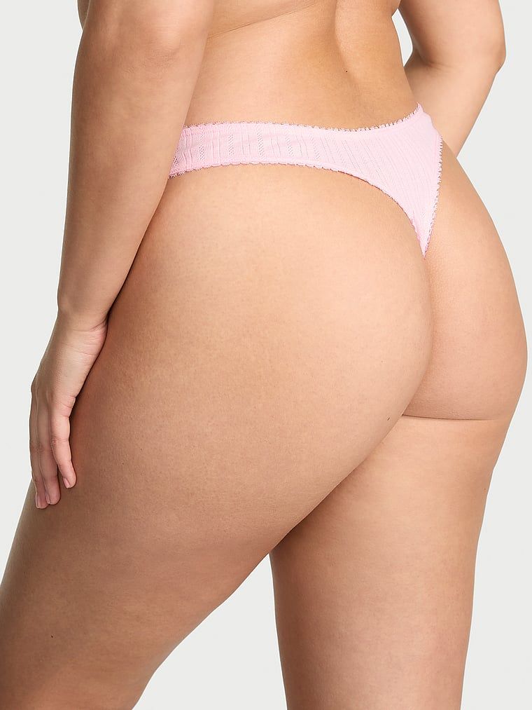 Stringi z wysoko wyciętymi nogawkami Lace Pointelle. Produkt ma kolor różowy i pochodzi z kolekcji Victoria's Secret. 
