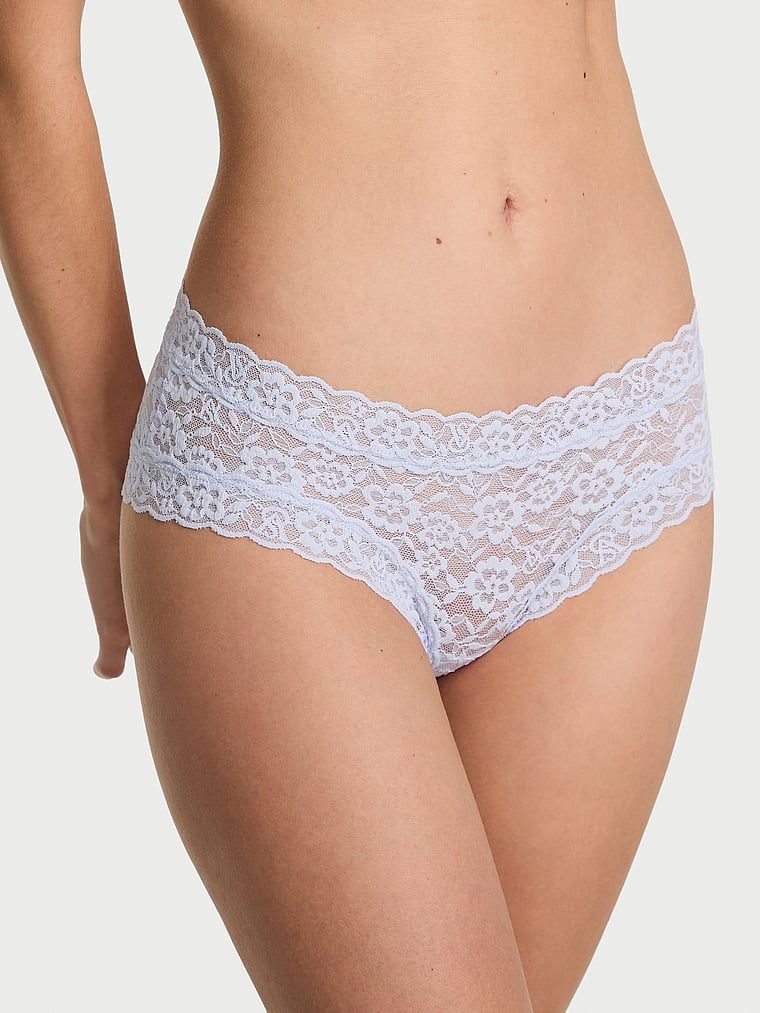 Majtki z koronką Lace Cheeky. Produkt ma kolor purpurowy i pochodzi z kolekcji Lacie. 