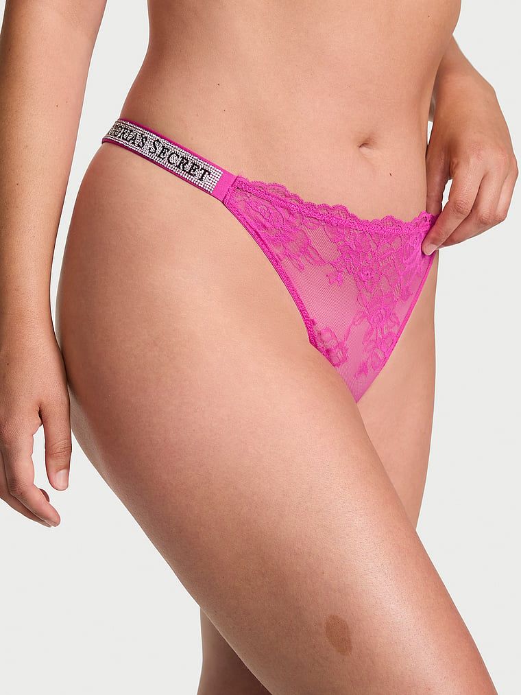 Majtki brazyliany koronkowe z błyszczącymi paskami Shine Strap Brazilian. Produkt ma kolor różowy i pochodzi z kolekcji Very Sexy. 