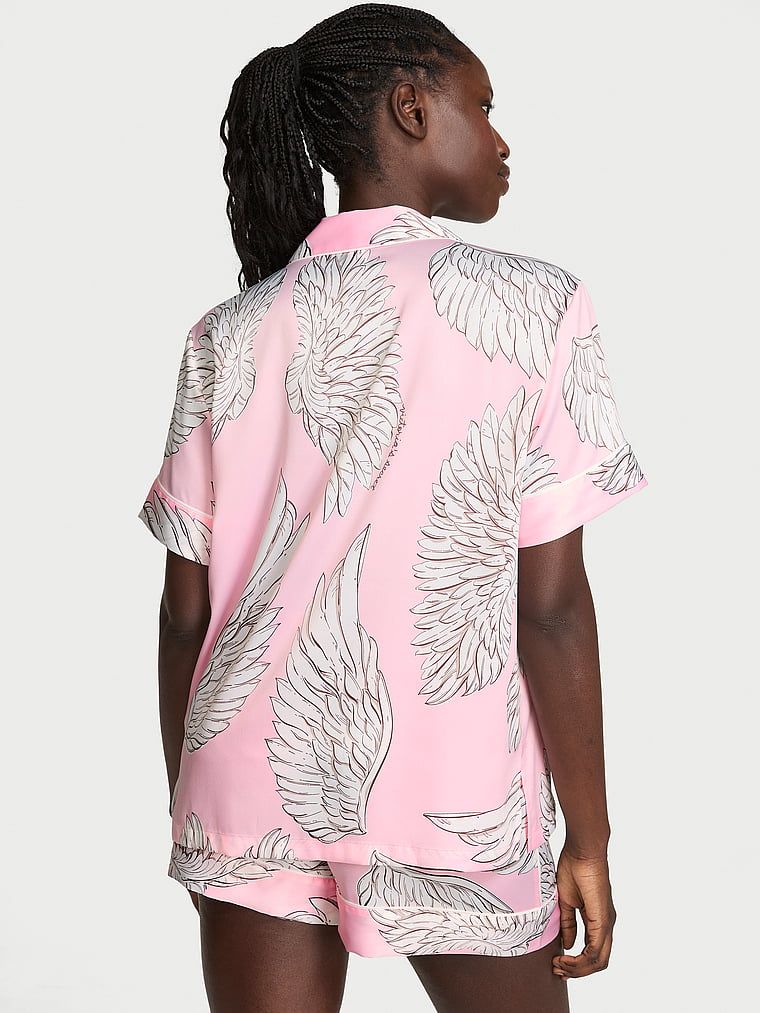 Piżama satynowa z szortami Signature. Produkt ma kolor wzorzysty i pochodzi z kolekcji Victoria's Secret. 