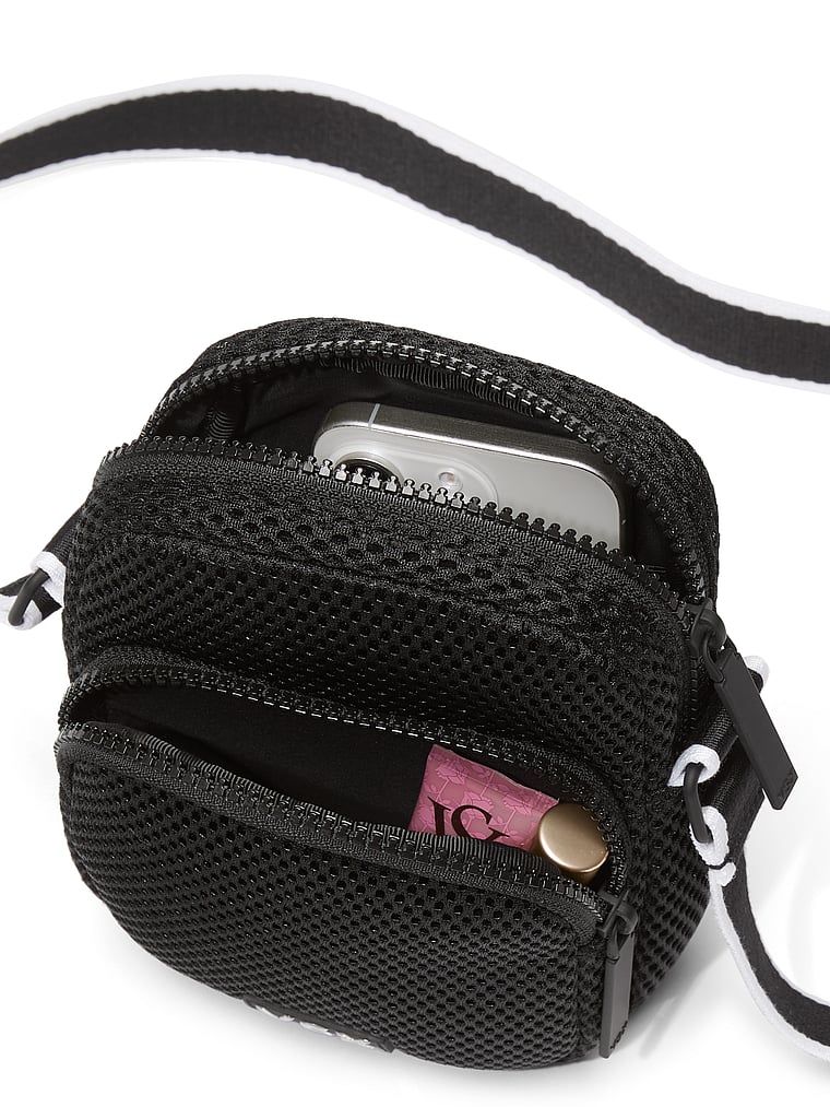 Torebka miniaturowa sportowa na ramię VSX Crossbody. Produkt ma kolor czarny i pochodzi z kolekcji Victoria's Secret. 