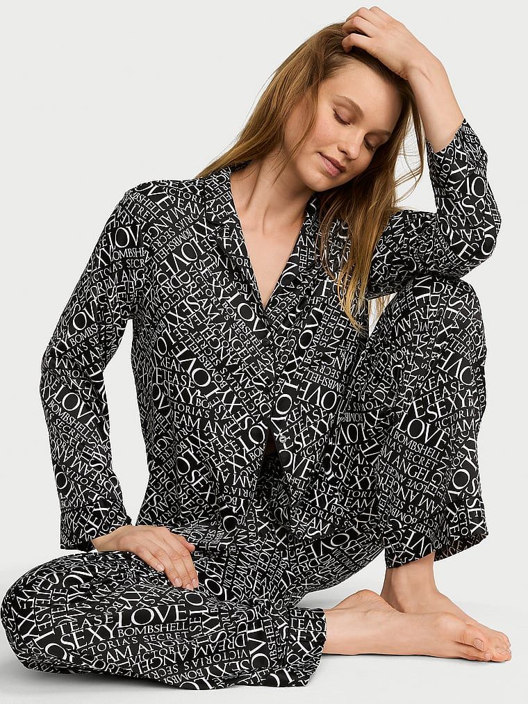 Piżama satynowa z długimi rękawami Signature. Produkt ma kolor wzorzysty i pochodzi z kolekcji Victoria's Secret. 