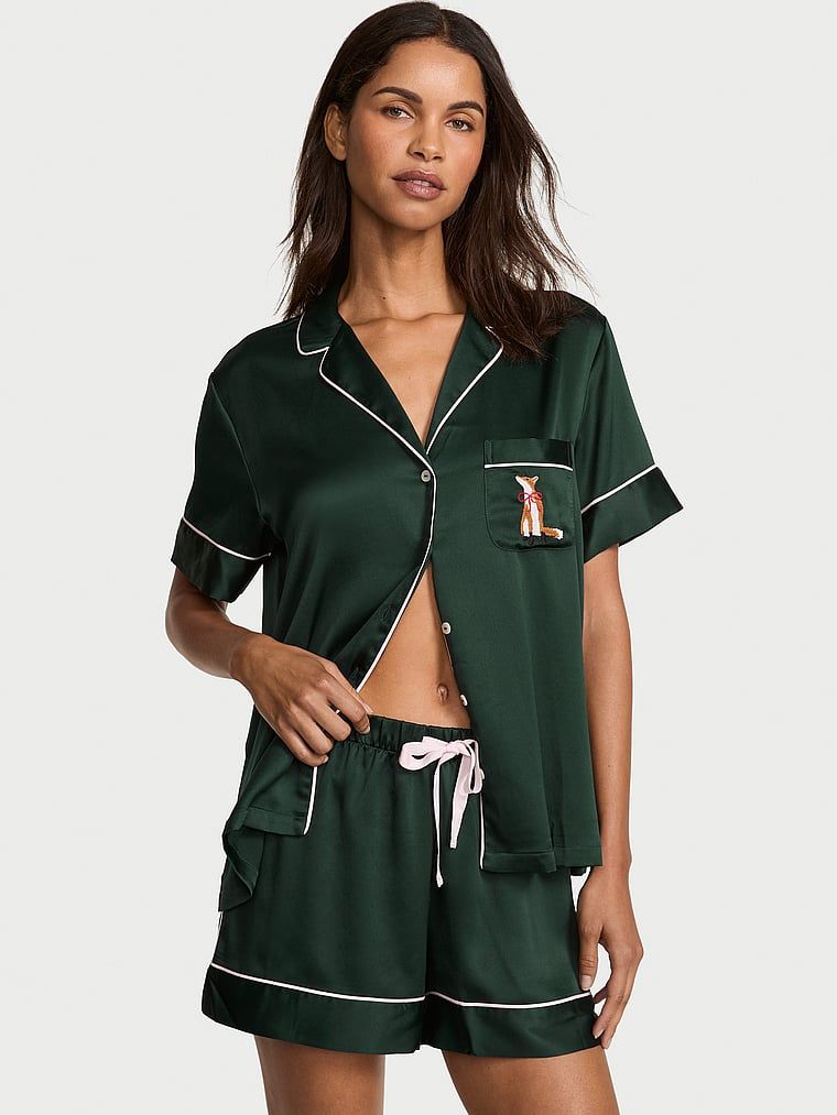 Piżama satynowa błyszcząca z szortami Glazed Satin. Produkt ma kolor zielony i pochodzi z kolekcji Victoria's Secret. 